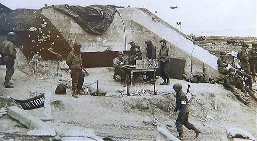 Gi's devant un  blockhaus de Colleville, devant la plage d'Omaha