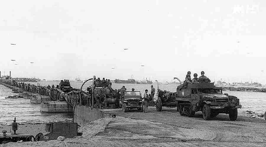 Débarquement de véhicules militaires port d'Arromanches 1944