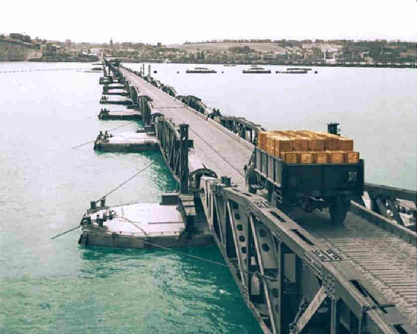 camion militaire sur pont flottant d'Arromanches