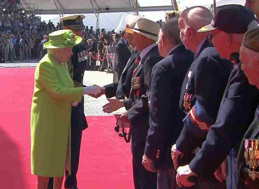 queen Elisabeth 2 with veterans 70 years d-day