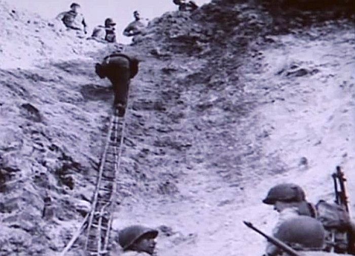 Rangers  escaladant la falaise de la pointe du Hoc
