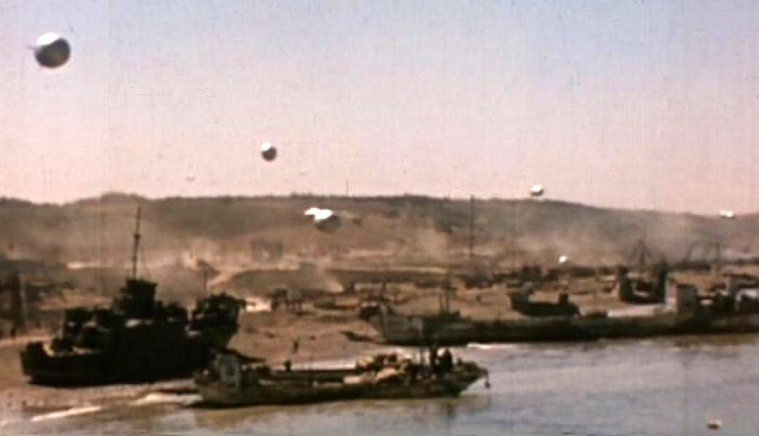 Barges de d&eacute;barquement sur Omaha beach