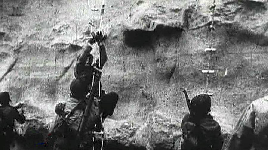 Escalade de la pointe du Hoc par les rangers am&eacute;ricains