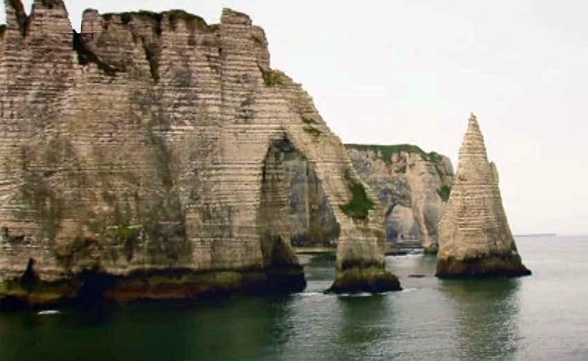 La falaise d'Aval &agrave; Etretat, avec l'aiguille, et derri&egrave;re la Manneporte