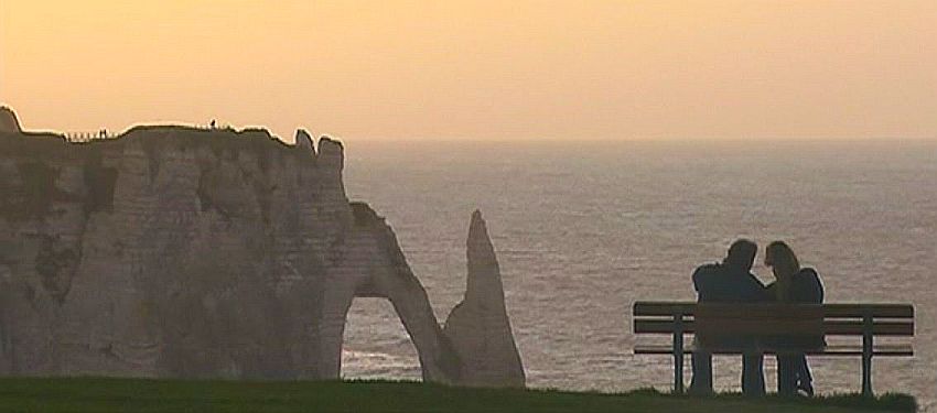 Les amoureux d'>Etretat et l'aiguille creuse