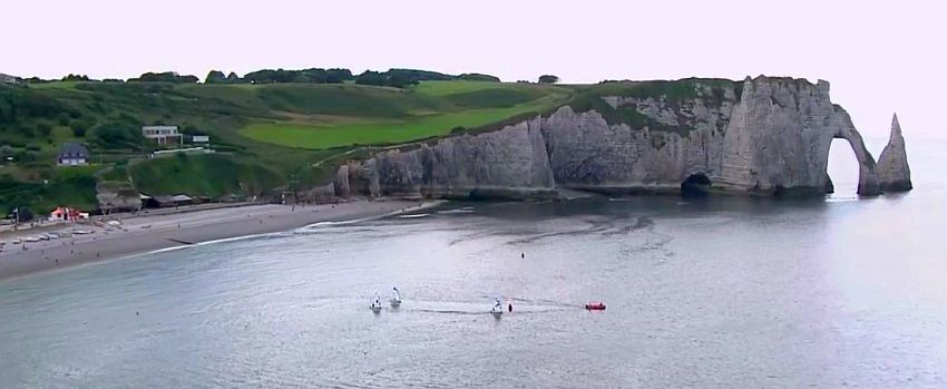 Plage d'Etretat et falaise d'Aval