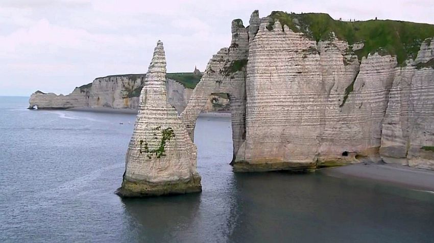 Etretat, falaise d'Aval et aiguille creuse
