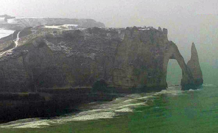 Etretat, falaise d'Aval et aiguille creuse  sous la neige