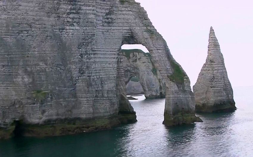 Etretat, falaise d'Aval , l'aiguille creuse, au fond, la Manneporte
