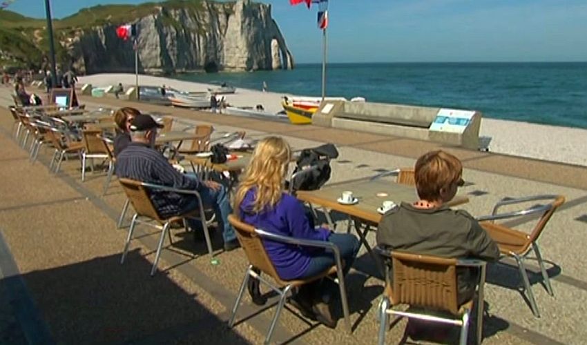 Terrasse de caf&eacute;  sur la promnade d'Etretat