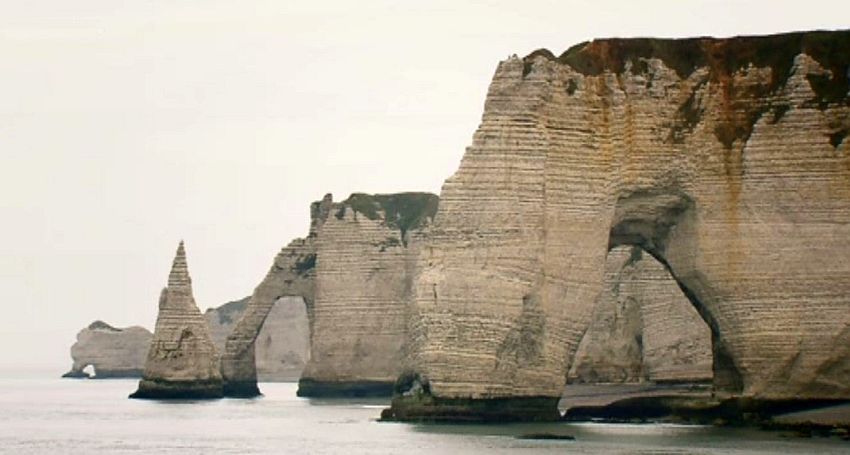 Etretat, la Manneporte, et derri&egrave;re, l'arche et l'aiguille creuse