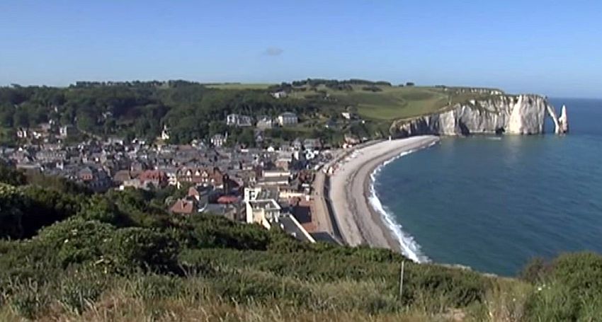 Vue d'Etretat, de la plage et de la falaise d'Aval, depuis la falaise d'Amont
