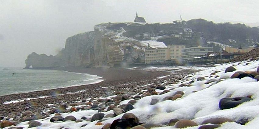 Etretat, la plage sous la  neige