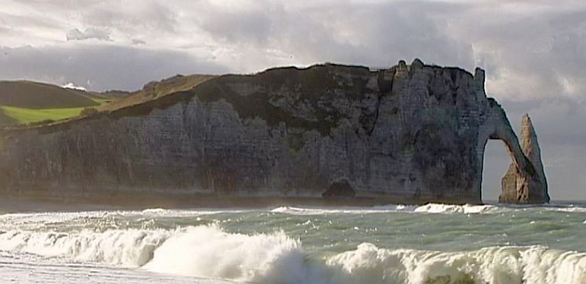 Falaise  d'Aval &agrave; Etretat : le trou &agrave; l'Homme, l'arche et l'aiguille creuse