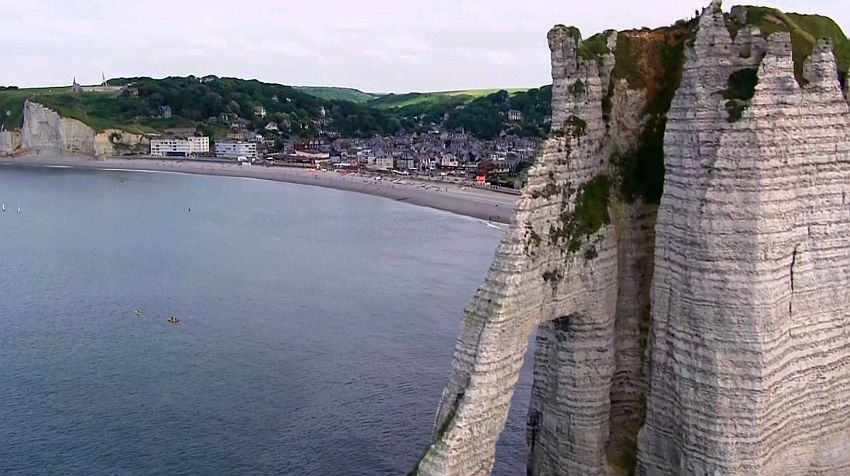 Vue d'Etretat entre 2 falaises