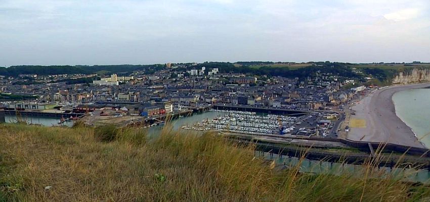 Vue d'Etretat, leport de  plaisance et la plage