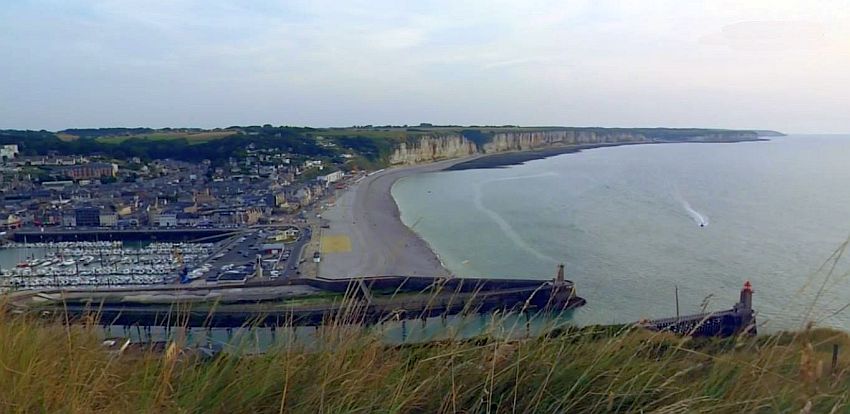 Vue d'Etretat, le port de lpaisance, la plage et les  falaises