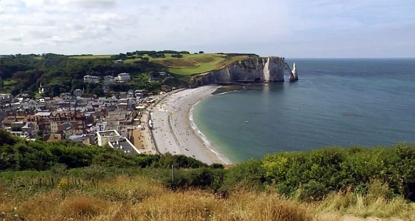 Etretat  vue des hauteurs avec la plage de galets et la falaise d'Aval