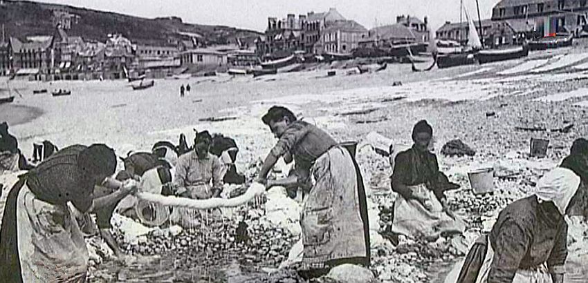 Femmes lavant leur linge sur la  gr&egrave;ve, &agrave; Etretat