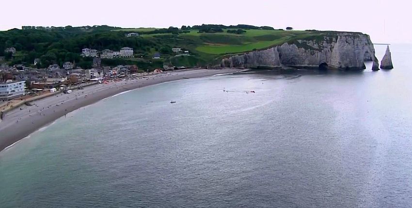 Vue d'Etretat et de la falaise d'Aval