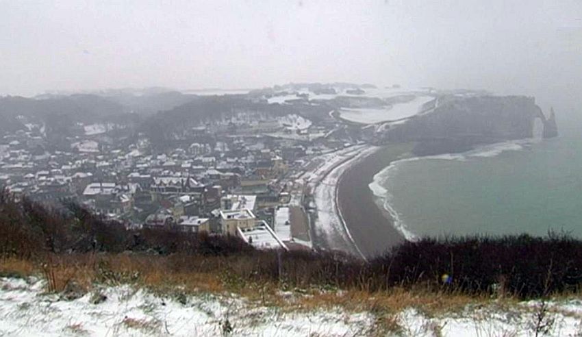 Vue d'Etretat sous la neige