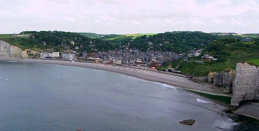 Vue d'Etretat, de la plage  et de la falaise