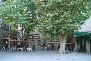 Place des H&eacute;ros de la R&eacute;sistance, devant le palais arch&eacute;piscopal