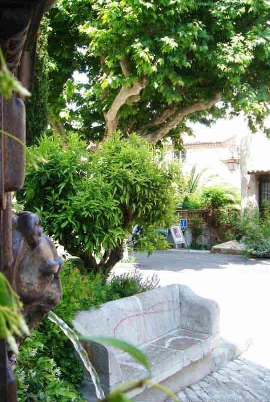 Fontaine &agrave; la t&ecirc;te de lion  vieux Mougins