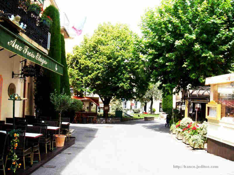 Plce de la mairie et restaurants  vieux Mougins