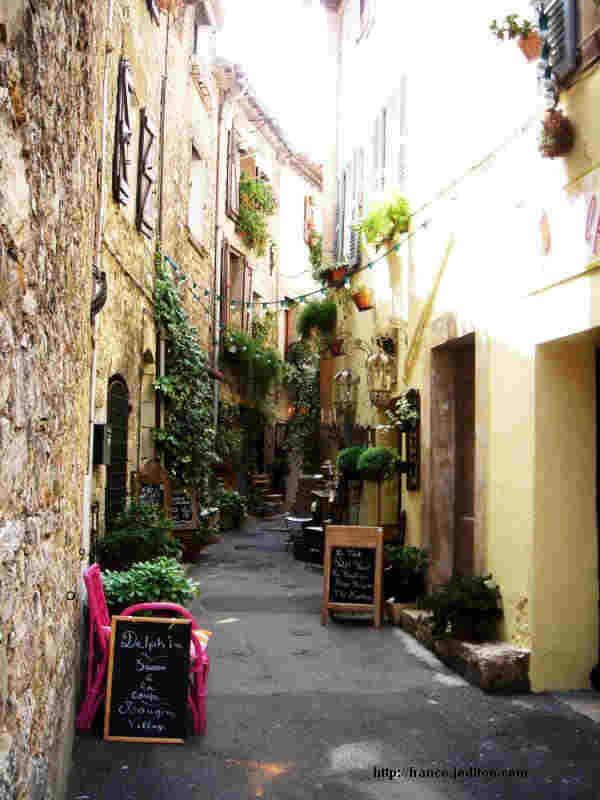 Vieilels ruelles du  vieux Mougins et boutiques d'art