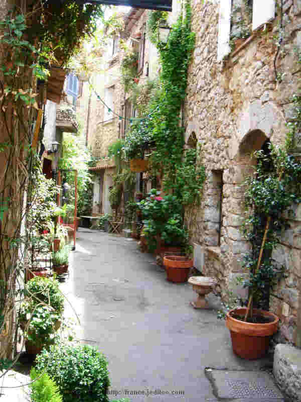 Vieilels ruelles de Mougins et boutiques d'artisanat d'art