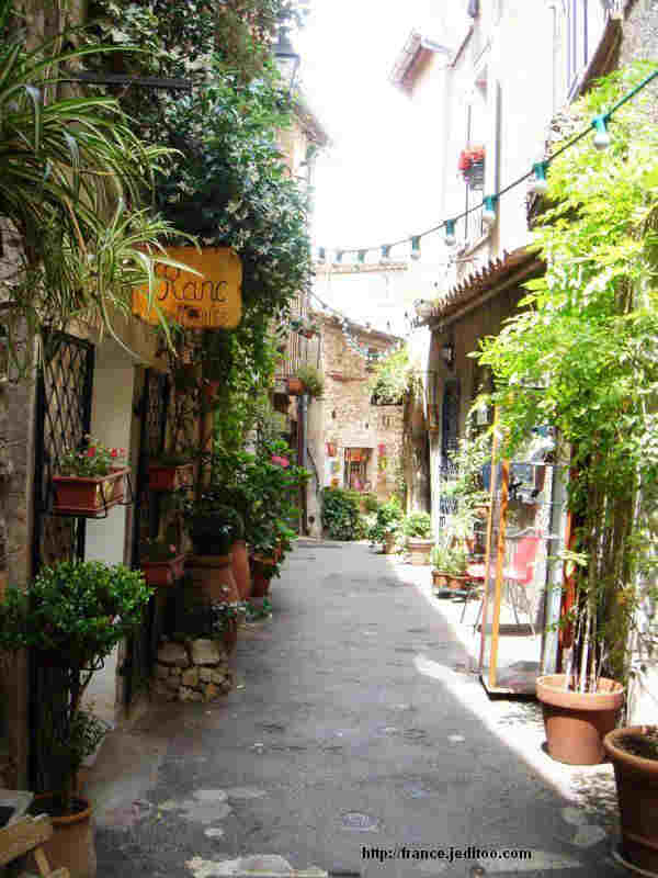 Vieilels ruelles de Mougins et   boutiques d'artisanat d'art