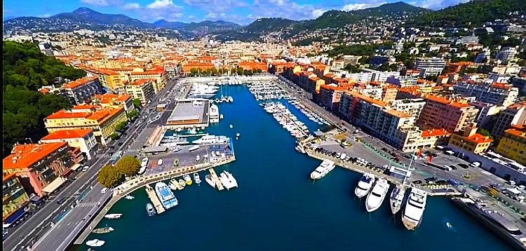 Entr&eacute;e du port de Nice