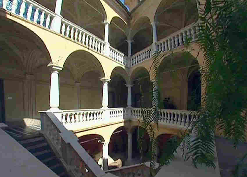 Patio et galeries  du ch&acirc;teau de Cagnes