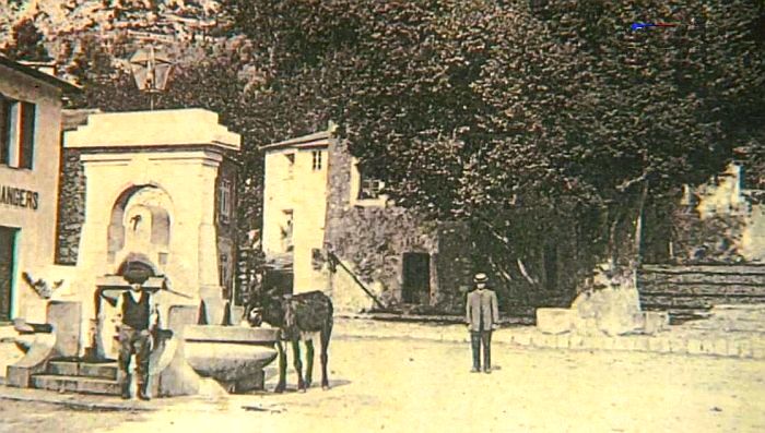orme  et fontaine de de Gorbio