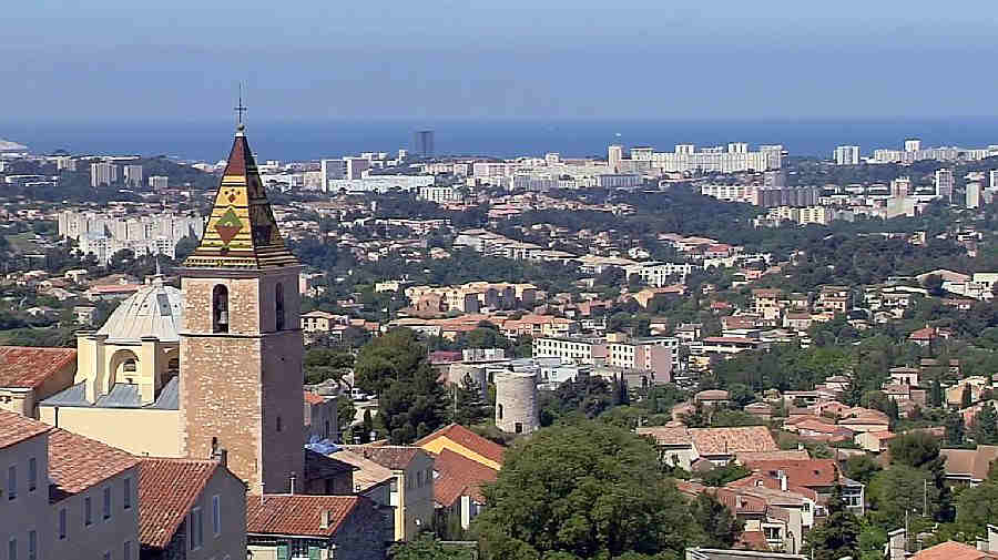 Vue d'Allauch, et, au loin, Marseille