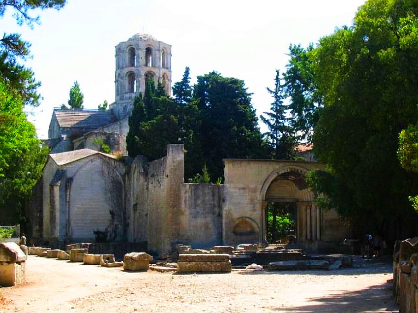 St-Honorat des Alyscamps &agrave; Arles