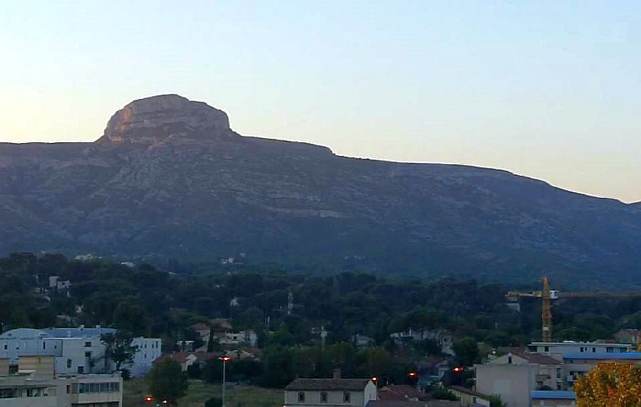 Garlaban vu depuis Aubagne
