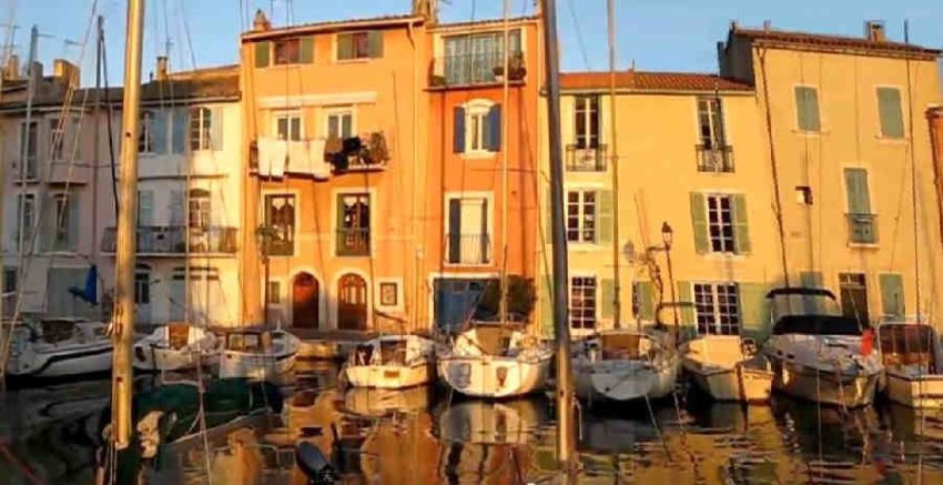 Reflets, soleil couchant, sur le canal &agrave; Martigues