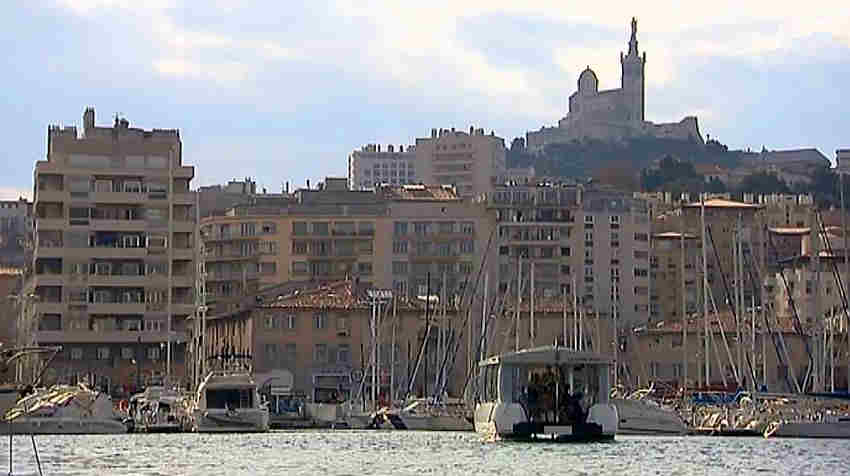 Le ferry dans le  vieux port de Marseille