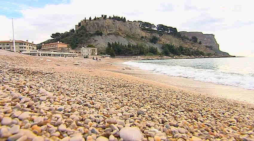 PLage de Cassis, citadelle et  falaises