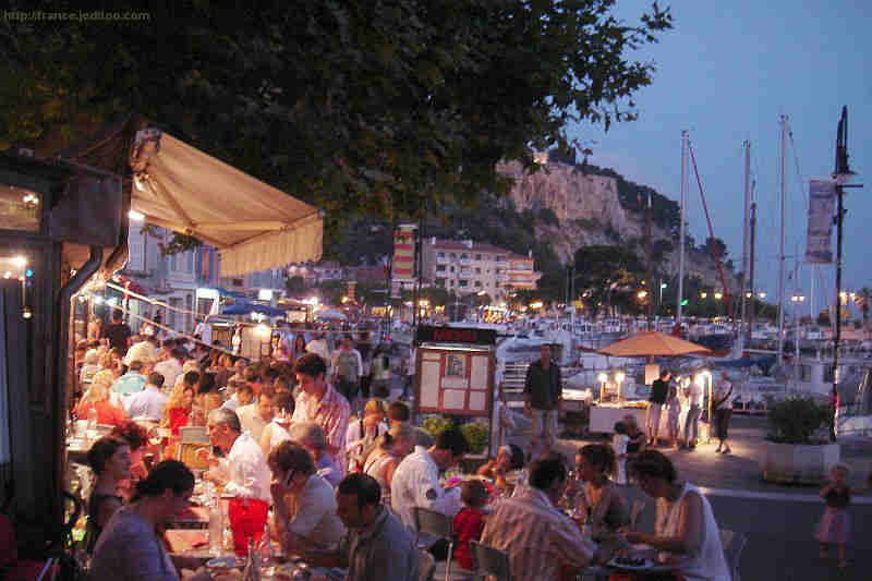 Cassis  terrasses de restaurant sur le port