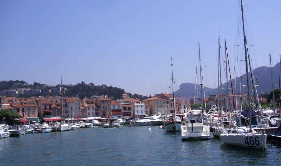 Entr&eacute;e du port de Cassis