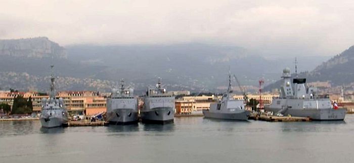 Navires  de guerre dans la rade de Toulon