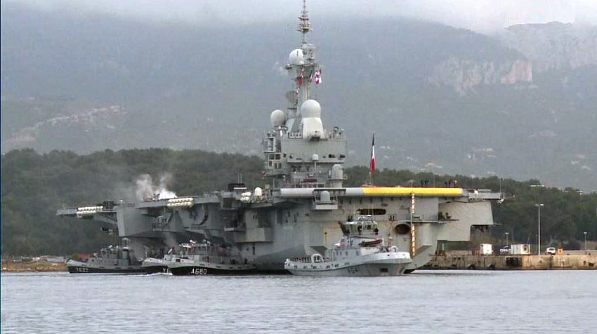 Le porte-avions Charles de Gaulle dans la rade de Toulon