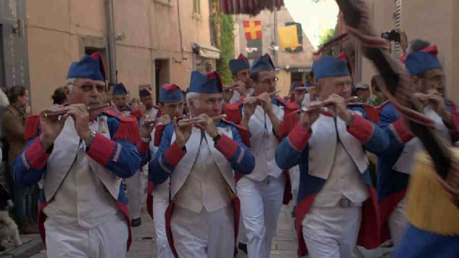 d&eacute;fil&eacute; lors des Bravades de St-Tropez