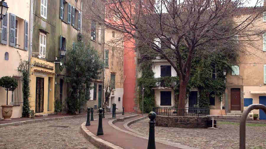 Petite place pr&egrave;s de l'&eacute;glise de St-Tropez