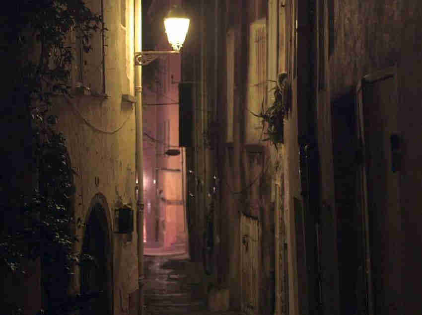 ruelle de la Ponche la nuit  &agrave; St-Tropez