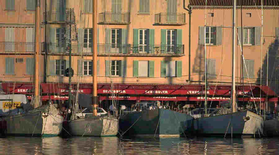 Voiliers dans le port de St-Tropez