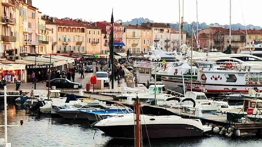 Vue du port et des  quais de St-Tropez